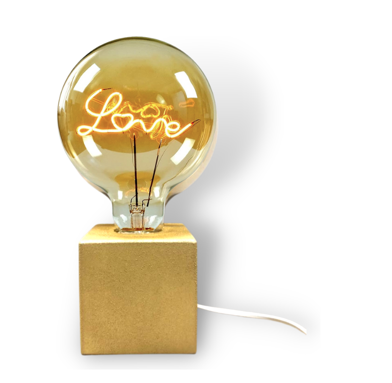 LAMPADA CON PRESA BASE RESINA COLORE ORO CON LUCE SCRITTA LOVE 