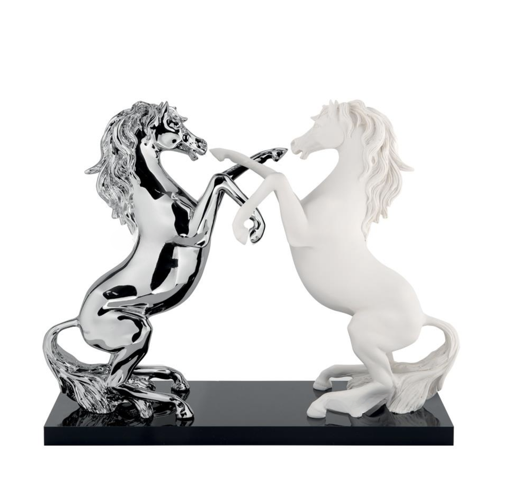  Scultura di due cavalli rampanti di colore argento e bianco