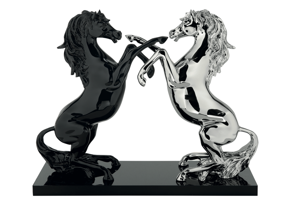  Scultura di due cavalli rampanti di colore argento e nero