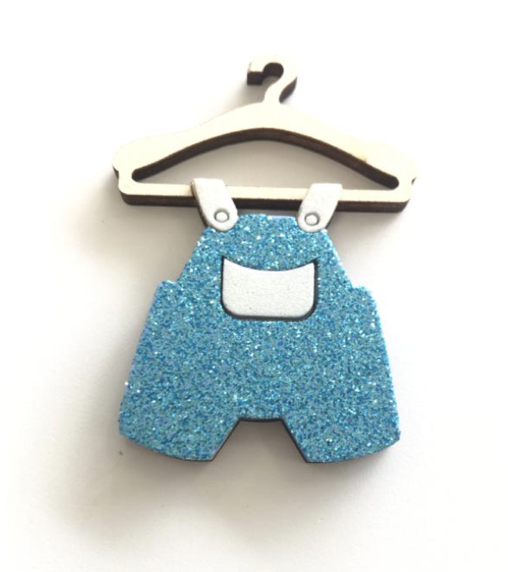 VESTITINO SALOPETTE SU APPENDINO  LEGNO APPLICAZIONE , SEGNAPOSTO BOMBONIERA COMPLEANNO