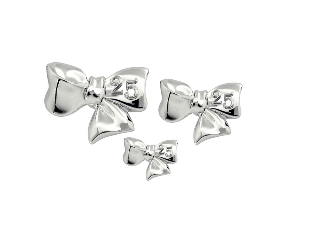 Fiocchetto elegante in resina argentata con il numero 25 Nozze d'argento 25 anni