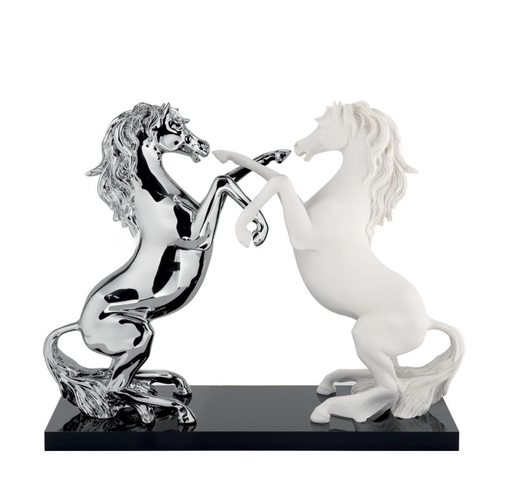 [AM2863/M B]  Scultura di due cavalli rampanti di colore argento e bianco